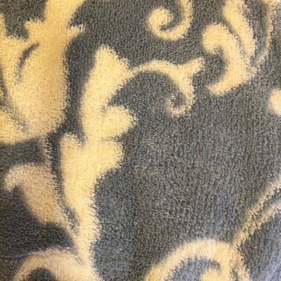 Tahari Home reversible blanket Full/Queen 90 x 90 - Picture 4 of 4